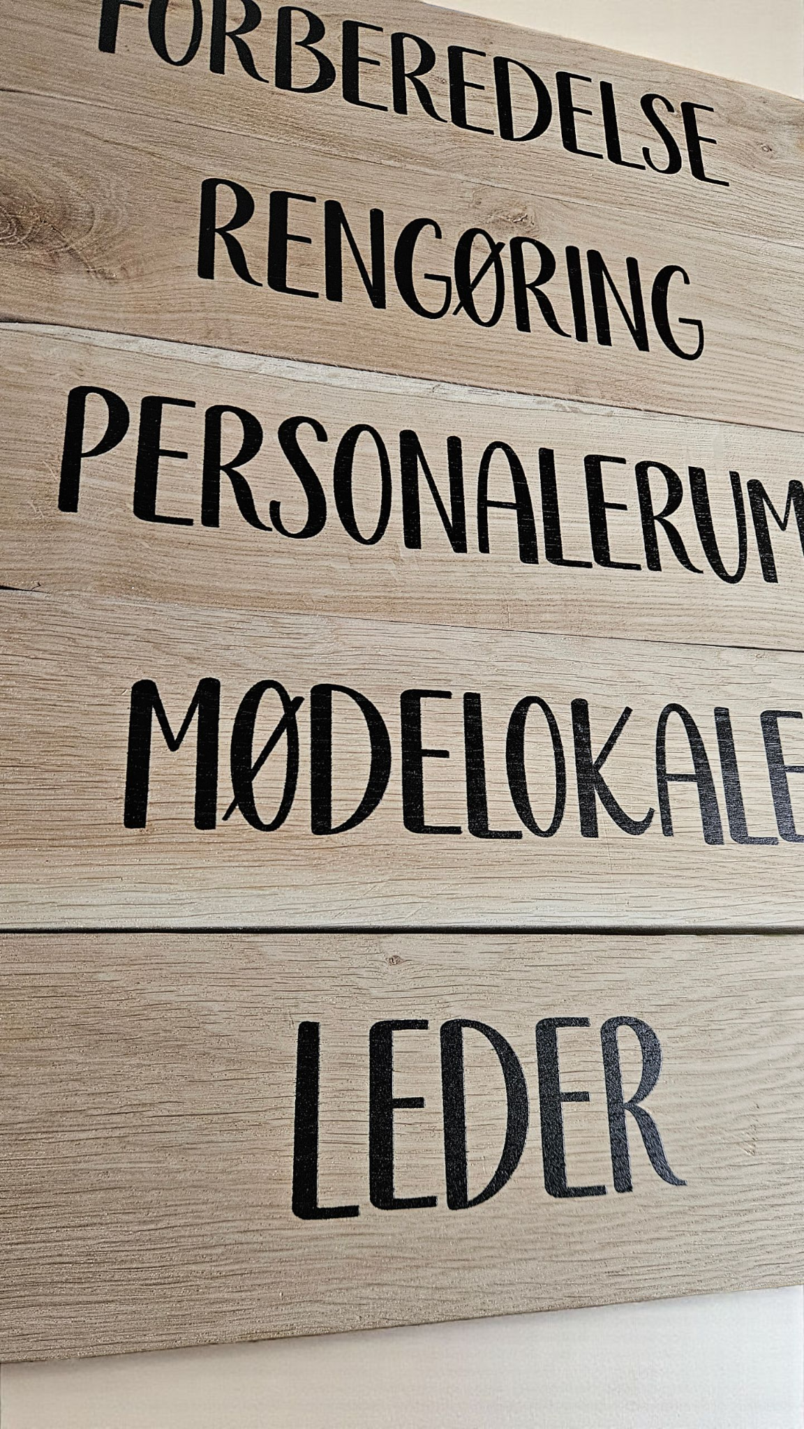 Børnehaveskilte i egetræ