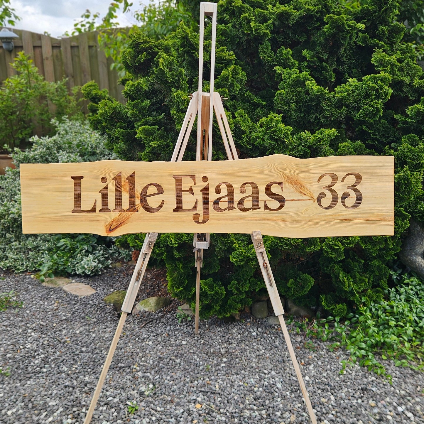 Ekstra langt plankeskilt i træ (op til 140 cm)
