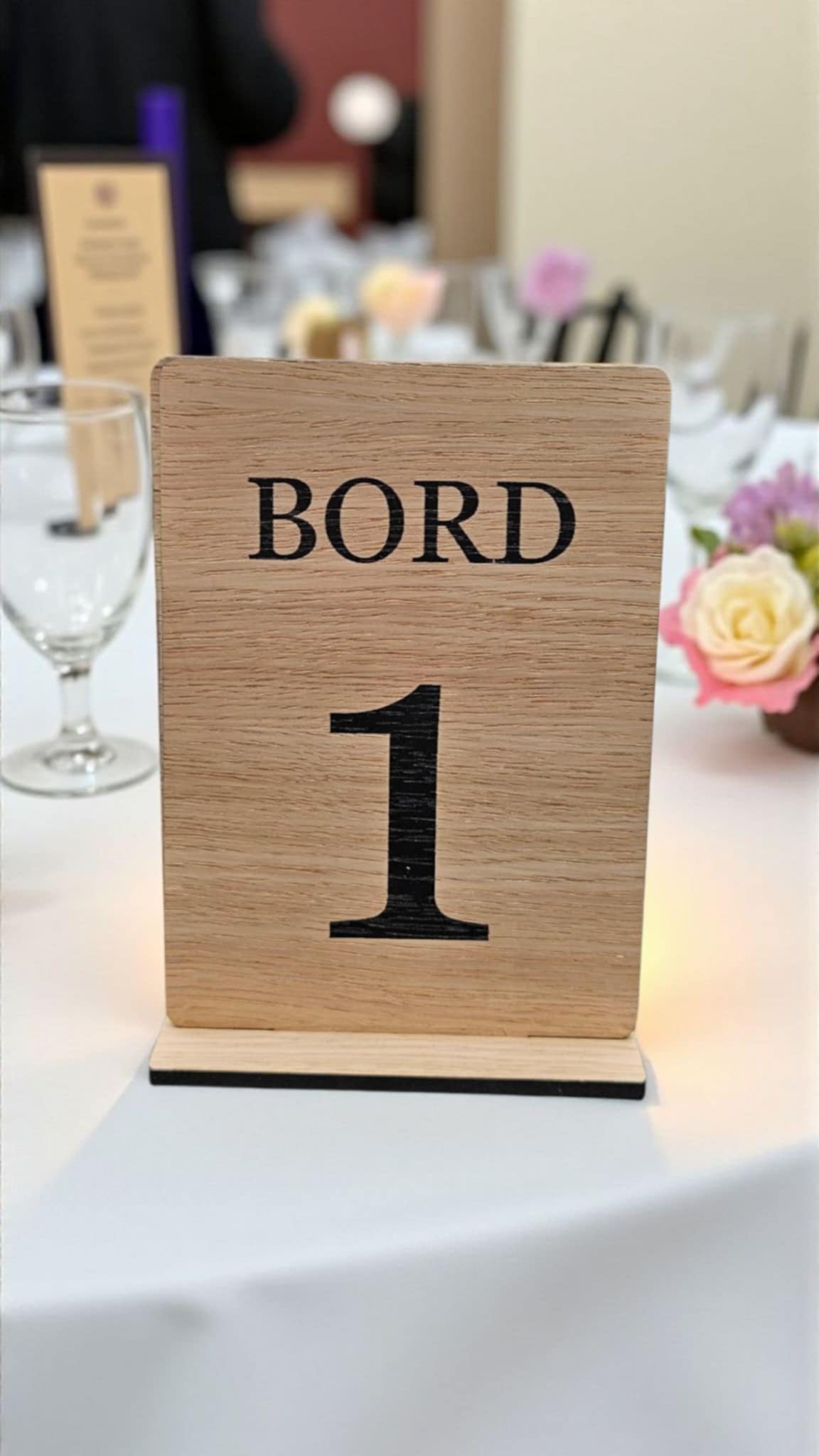 Bordnummer & menu i ét skilt