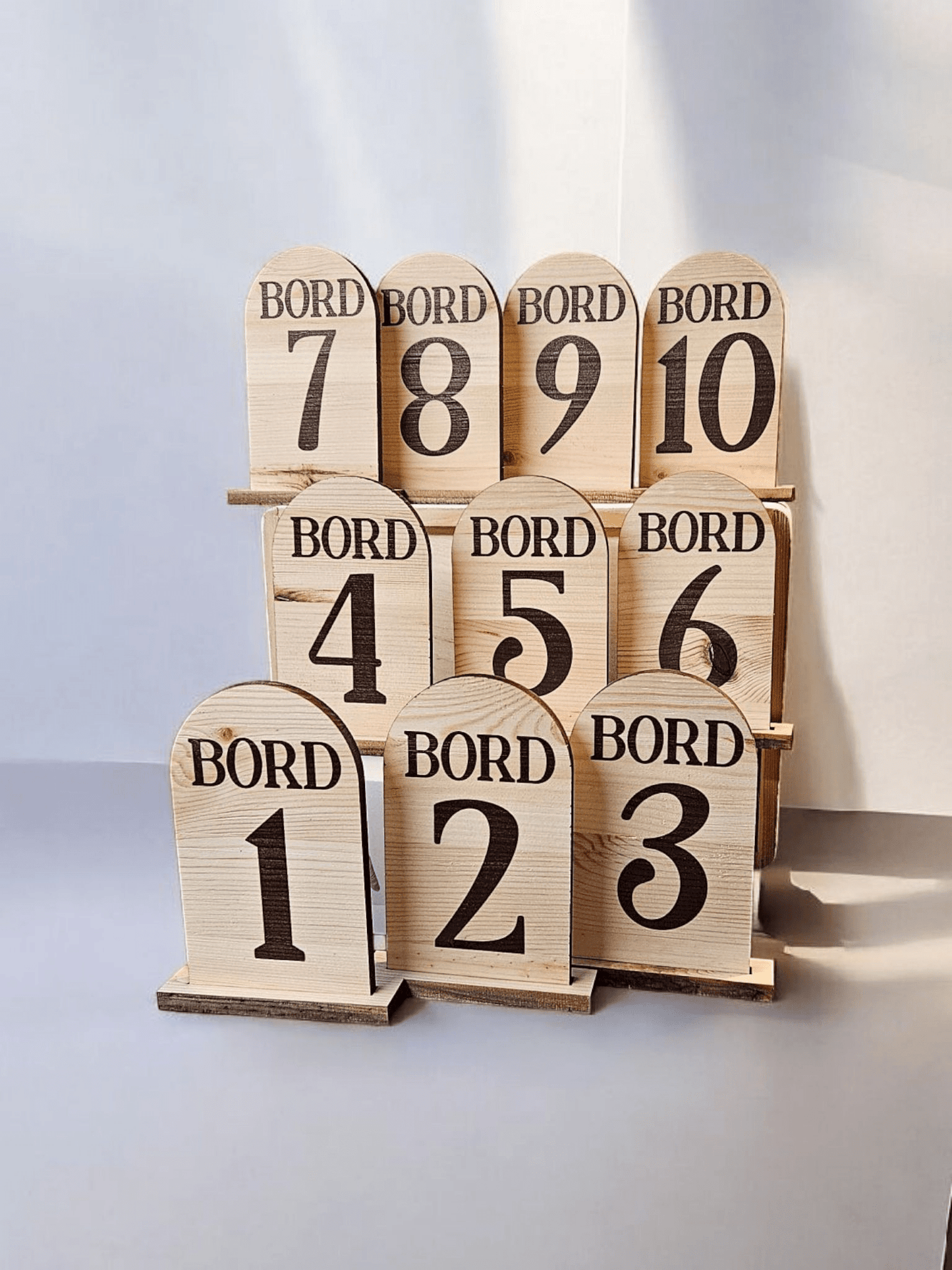 Bordnummer - rustik halvbue - Renata's Wood Work