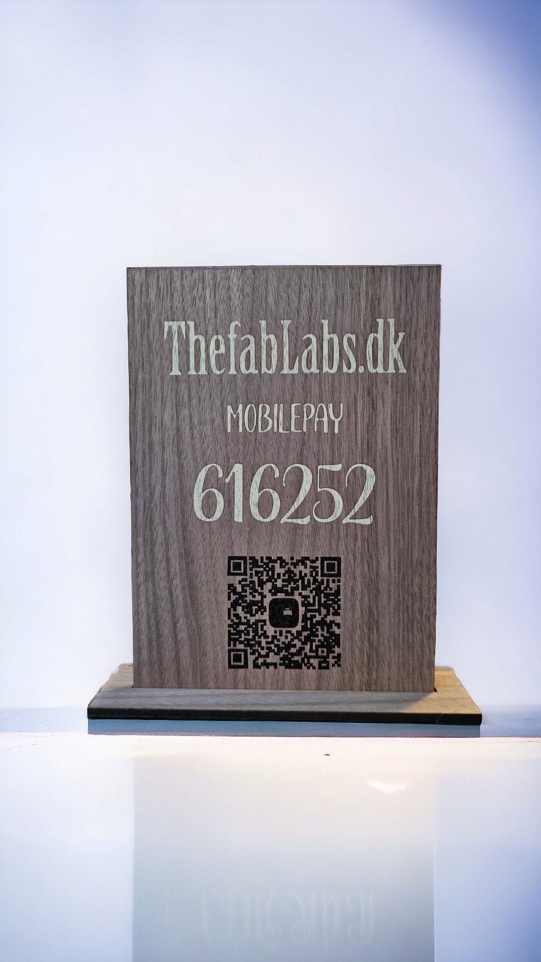Mobilepay skilt med QR kode - Renata's Wood Work