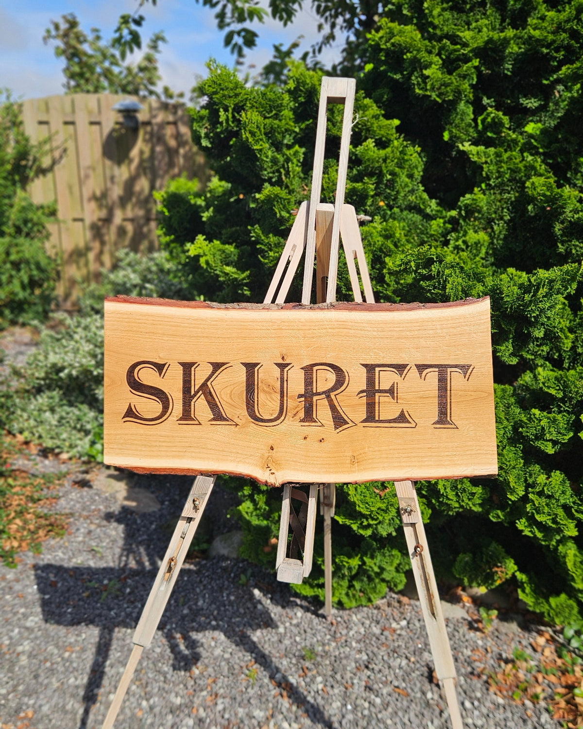 Ekstra langt plankeskilt i træ (op til 140 cm)