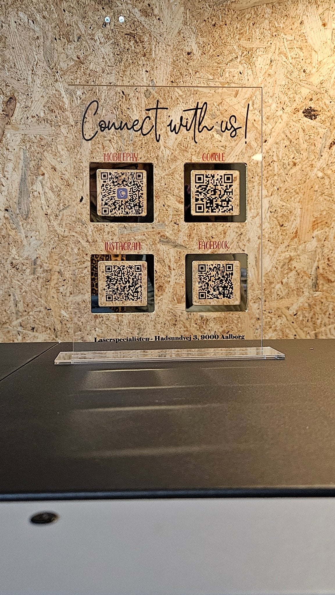 Social media skilte med QR kode i akryl - Renata's Wood Work