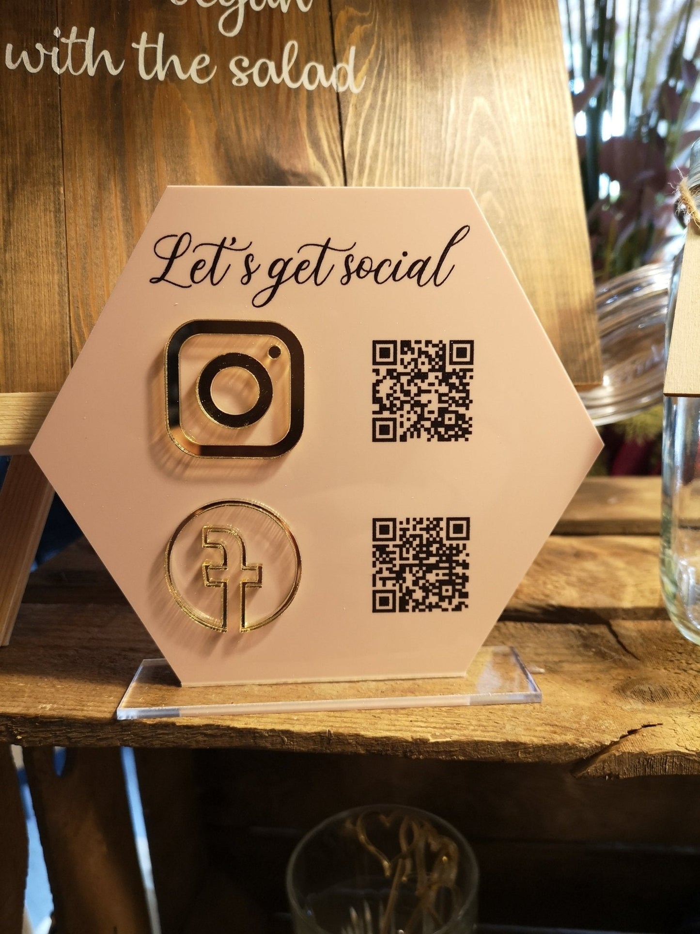 Social media skilte med QR kode - sekskant - Renata's Wood Work