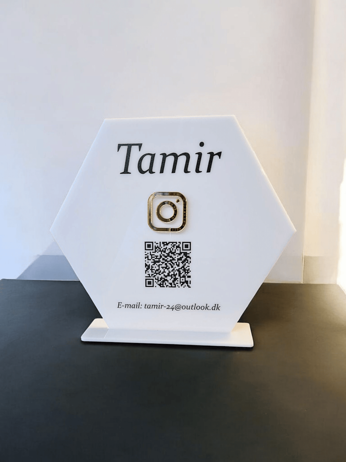 Social media skilte med QR kode - sekskant - Renata's Wood Work