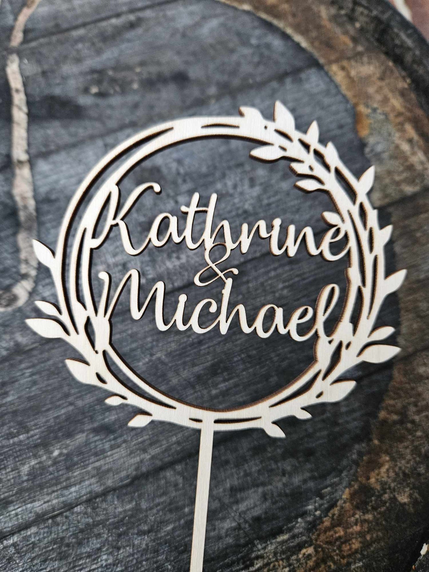 Caketopper- krans med navne - Renata's Wood Work