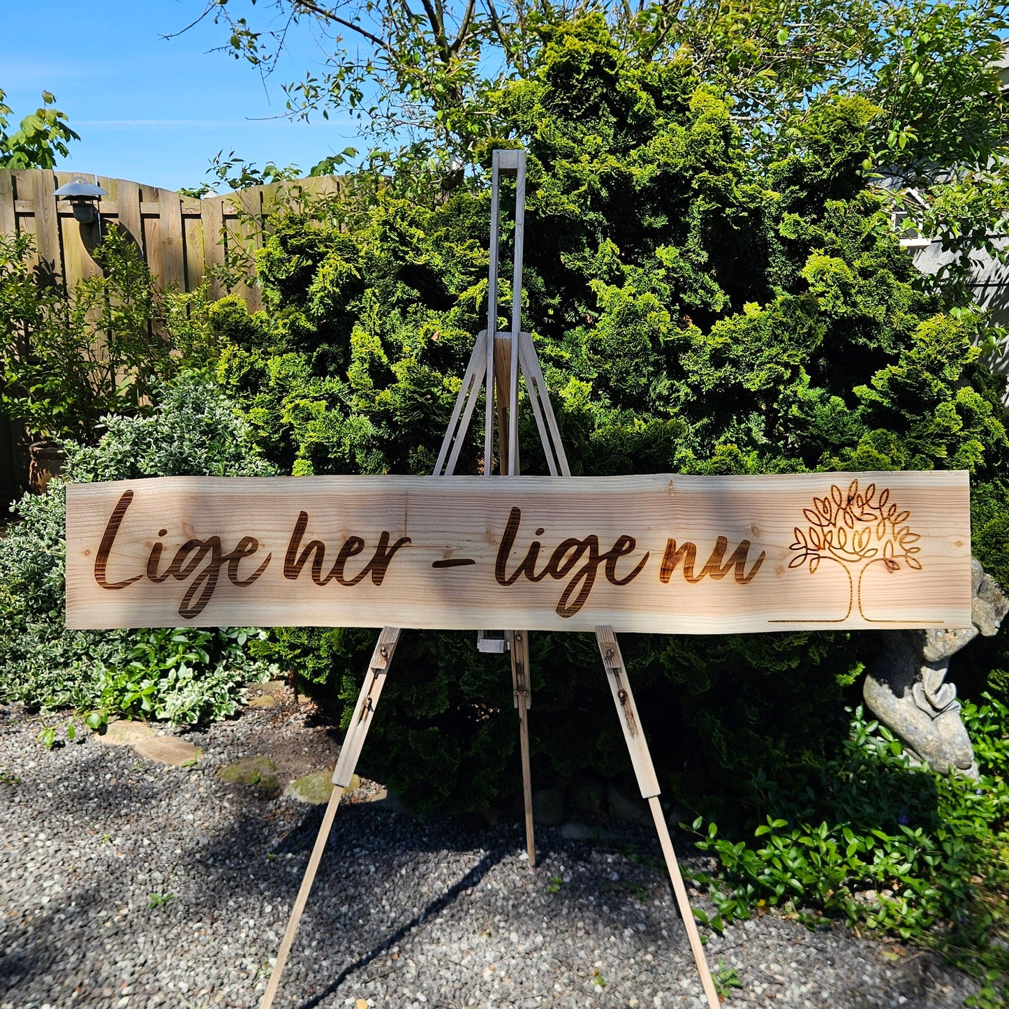 Ekstra langt plankeskilt i træ (op til 140 cm)
