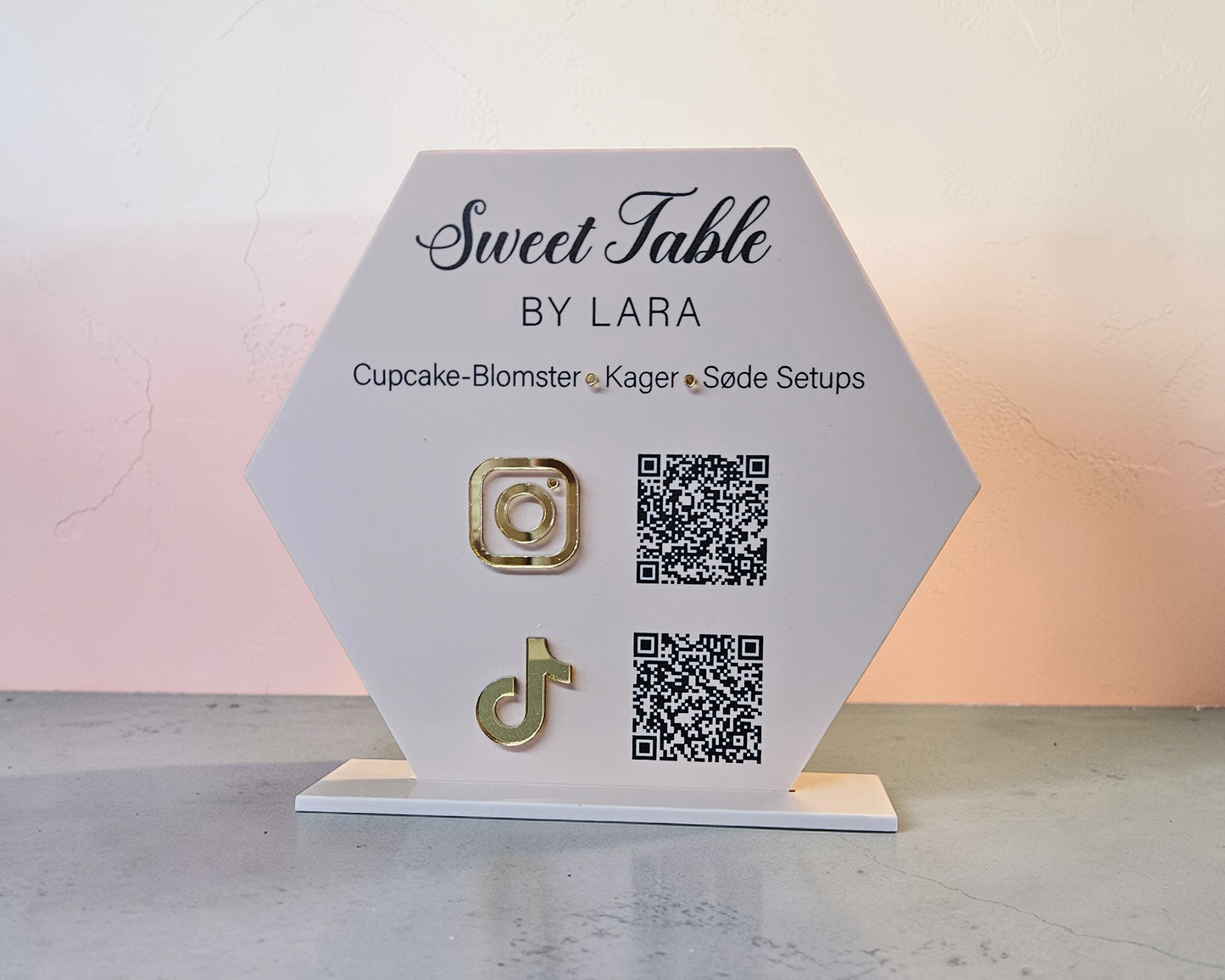 Social media skilte med QR kode-sekskant