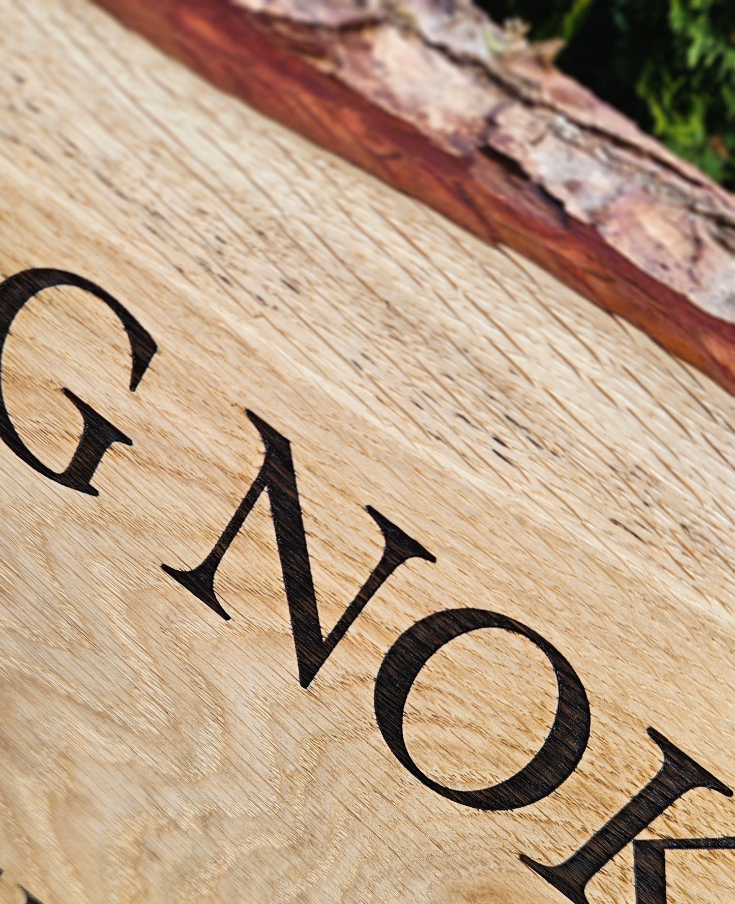 Ekstra langt plankeskilt i træ (op til 140 cm)