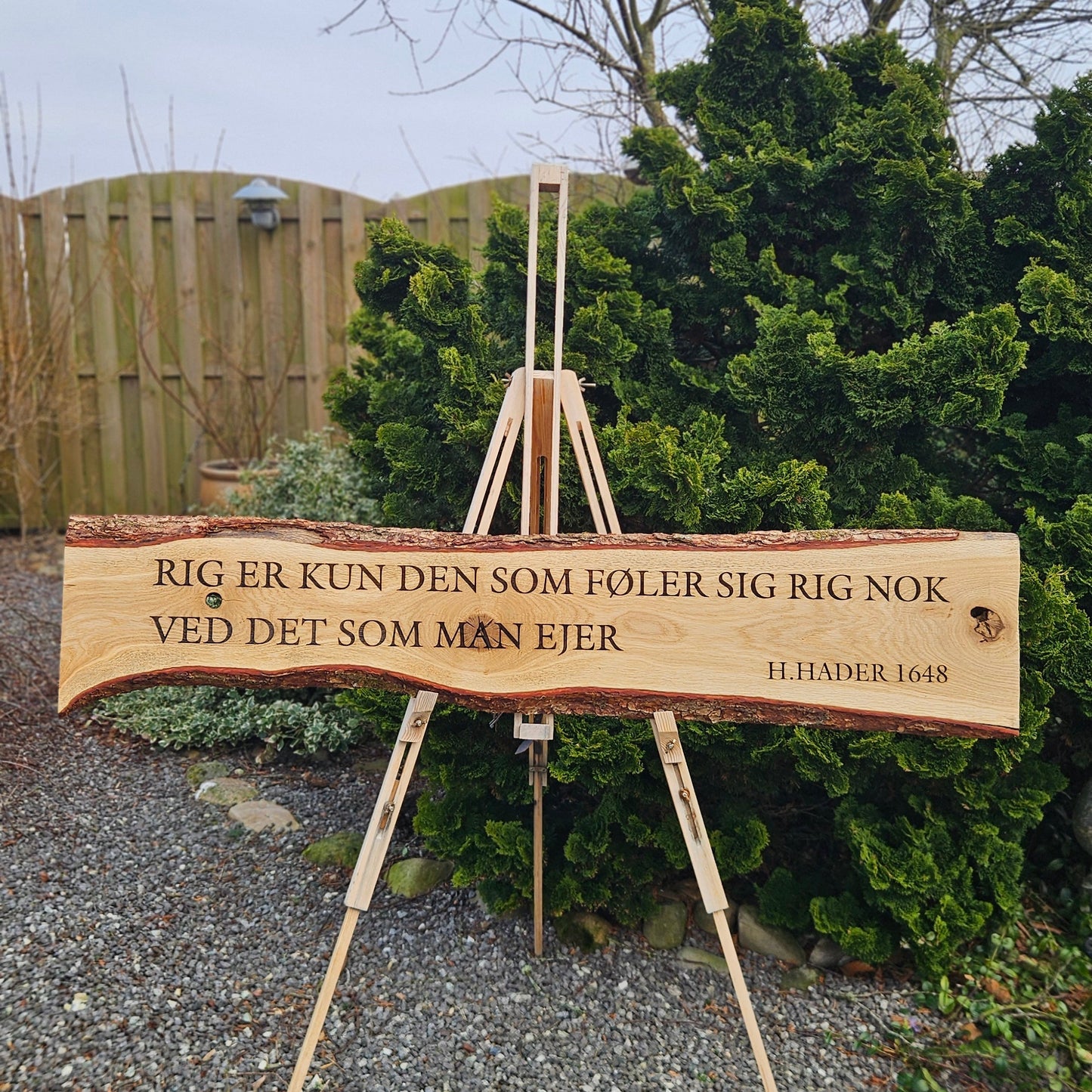 Ekstra langt plankeskilt i træ (op til 140 cm)