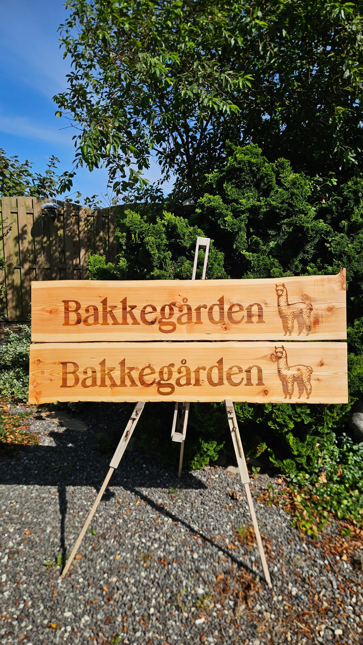 Ekstra langt plankeskilt i træ (op til 140 cm)